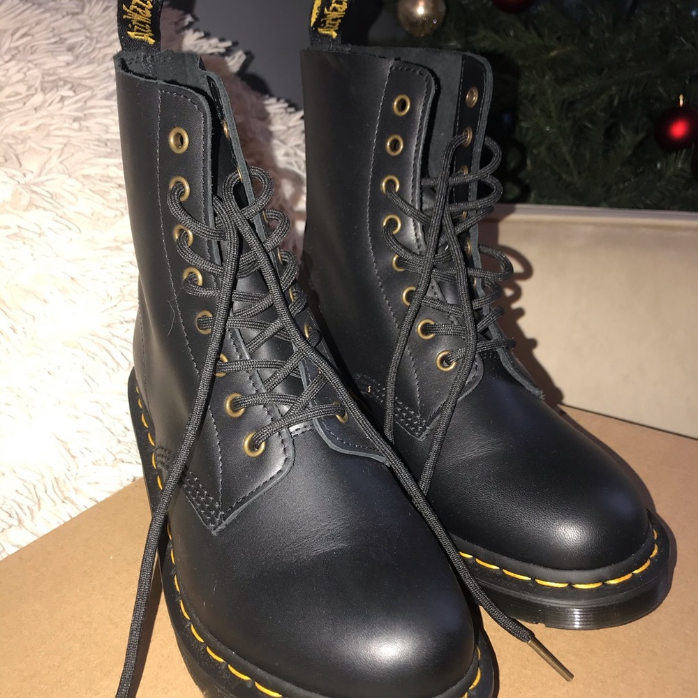 Dr. Martens Clemency Boot Brand NEW size 9